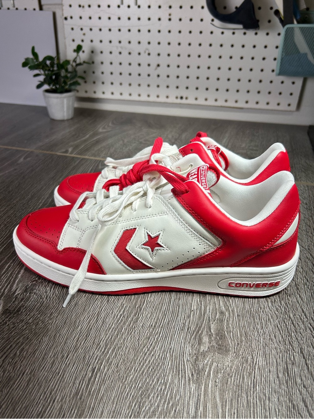 Converse mens weapon low sneakers White and Red Low-Top Star Chevron Sz 12